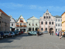 Marktplatz mit Bürgerhäusern und Rathaus