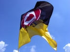 14:05 Stolz weht die Dynamo-Fahne am azurblauen Himmel Dresdens !!!